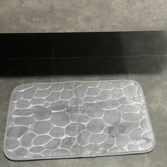 NWT: Cobblestone Memory Foam Bath Mat / Rug - Grey - Picture 6 of 7